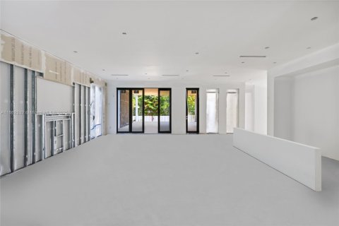 House in Miami Shores, Florida 6 bedrooms, 739.04 sq.m. № 1370610 - photo 5