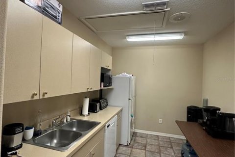 Immobilier commercial à louer à Tampa, Floride: 296.27 m2 № 2104308 - photo 8