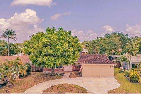 House in Hollywood, Florida 4 bedrooms № 2066887 - photo 1