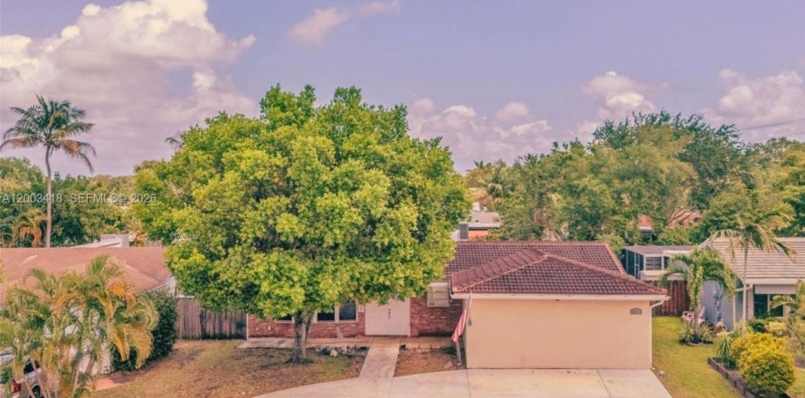 House in Hollywood, Florida 4 bedrooms № 2066887