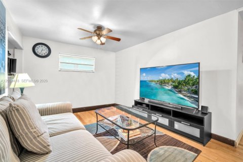 House in Hollywood, Florida 4 bedrooms № 2066887 - photo 9