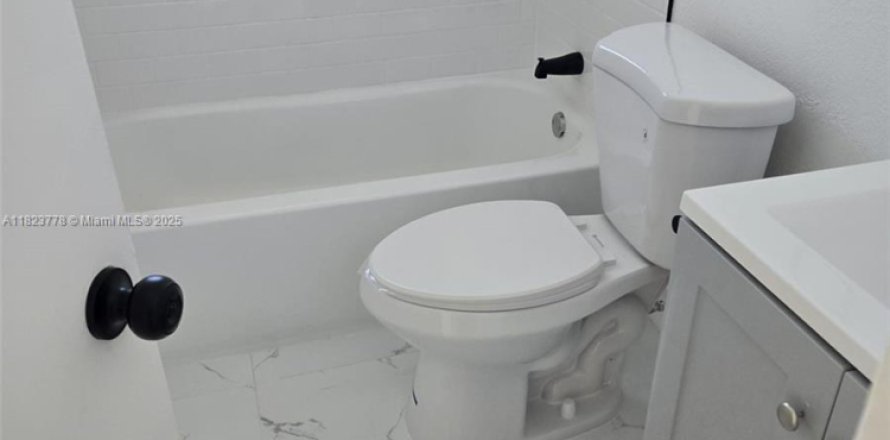 Кондоминиум с 2 спальнями в Хайалиа, Флорида № 2015303