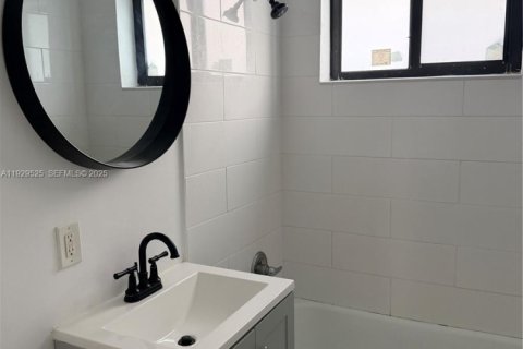 Casa en alquiler en Miami Beach, Florida, 1 dormitorio, 515.51 m2 № 1988456 - foto 12