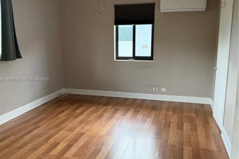 Casa en alquiler en Miami Beach, Florida, 1 dormitorio, 515.51 m2 № 1988456 - foto 14