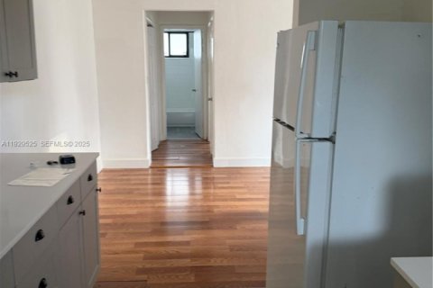 Casa en alquiler en Miami Beach, Florida, 1 dormitorio, 515.51 m2 № 1988456 - foto 16