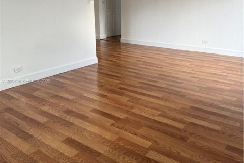 Casa en alquiler en Miami Beach, Florida, 1 dormitorio, 515.51 m2 № 1988456 - foto 18