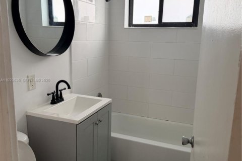 Casa en alquiler en Miami Beach, Florida, 1 dormitorio, 515.51 m2 № 1988456 - foto 13