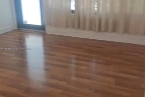 Casa en alquiler en Miami Beach, Florida, 1 dormitorio, 515.51 m2 № 1988456 - foto 5