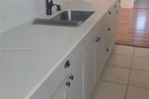 Casa en alquiler en Miami Beach, Florida, 1 dormitorio, 515.51 m2 № 1988456 - foto 8