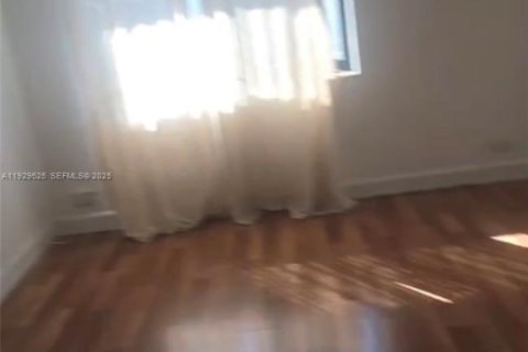 Casa en alquiler en Miami Beach, Florida, 1 dormitorio, 515.51 m2 № 1988456 - foto 6