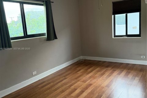 Casa en alquiler en Miami Beach, Florida, 1 dormitorio, 515.51 m2 № 1988456 - foto 11