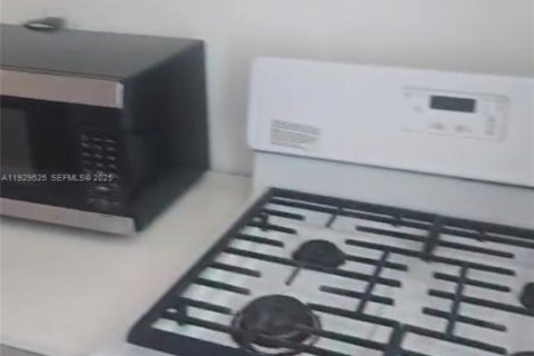 Casa en alquiler en Miami Beach, Florida, 1 dormitorio, 515.51 m2 № 1988456 - foto 3