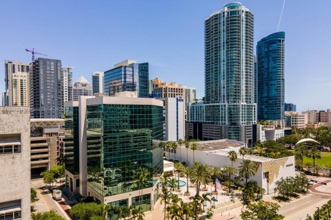 Propiedad comercial en venta en Fort Lauderdale, Florida № 1948540 - foto 2