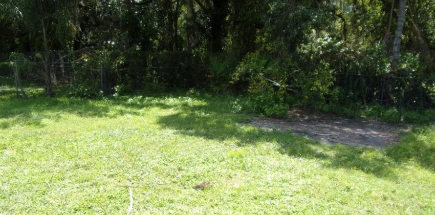 Commercial property in Fort Pierce, Florida 191.19 sq.m. № 1154129