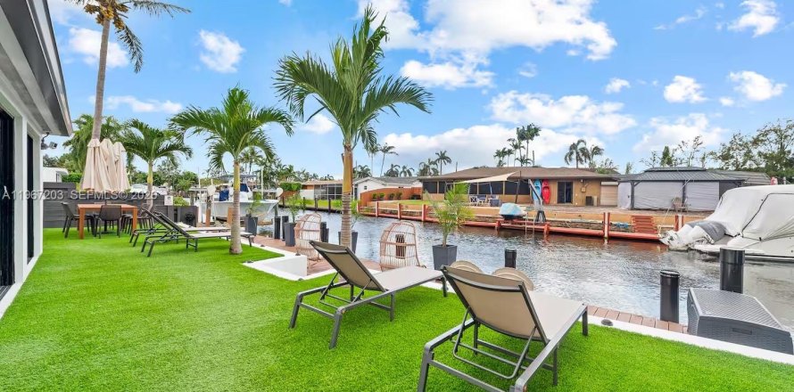 Commercial property in Dania Beach, Florida 176.05 sq.m. № 2031656