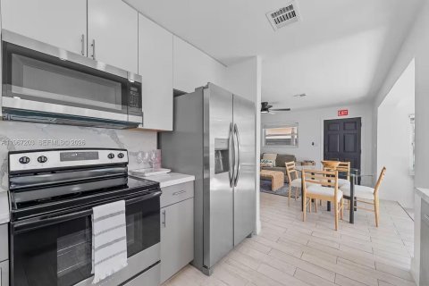 Commercial property in Dania Beach, Florida 176.05 sq.m. № 2031656 - photo 16