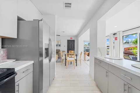 Commercial property in Dania Beach, Florida 176.05 sq.m. № 2031656 - photo 9