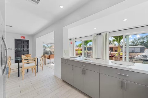 Commercial property in Dania Beach, Florida 176.05 sq.m. № 2031656 - photo 7