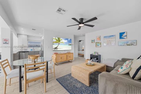 Commercial property in Dania Beach, Florida 176.05 sq.m. № 2031656 - photo 5