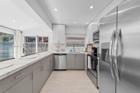 Commercial property in Dania Beach, Florida 176.05 sq.m. № 2031656 - photo 15