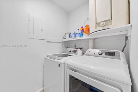 Commercial property in Dania Beach, Florida 176.05 sq.m. № 2031656 - photo 19