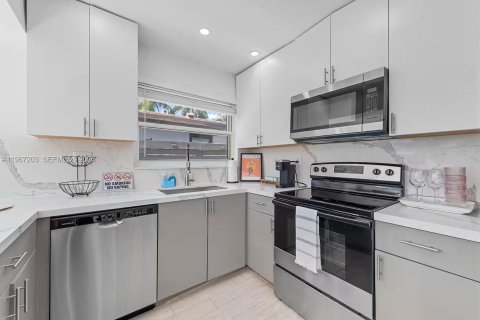 Commercial property in Dania Beach, Florida 176.05 sq.m. № 2031656 - photo 14