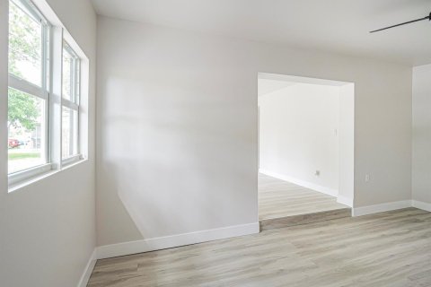 House in Vero Beach, Florida 2 bedrooms, 119.84 sq.m. № 2423547 - photo 7