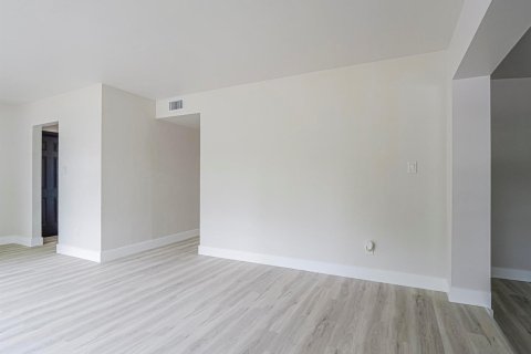 House in Vero Beach, Florida 2 bedrooms, 119.84 sq.m. № 2423547 - photo 9