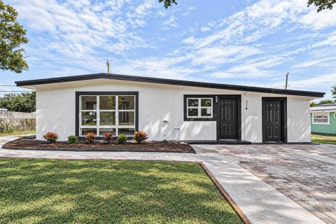 House in Vero Beach, Florida 2 bedrooms, 119.84 sq.m. № 2423547 - photo 4
