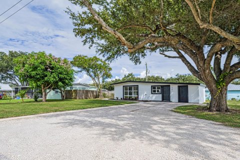 House in Vero Beach, Florida 2 bedrooms, 119.84 sq.m. № 2423547 - photo 2
