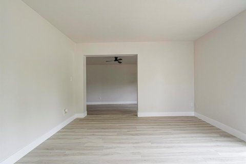 House in Vero Beach, Florida 2 bedrooms, 119.84 sq.m. № 2423547 - photo 13