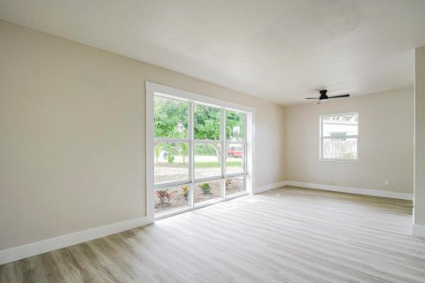 House in Vero Beach, Florida 2 bedrooms, 119.84 sq.m. № 2423547 - photo 10