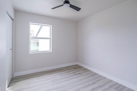 House in Vero Beach, Florida 2 bedrooms, 119.84 sq.m. № 2423547 - photo 24