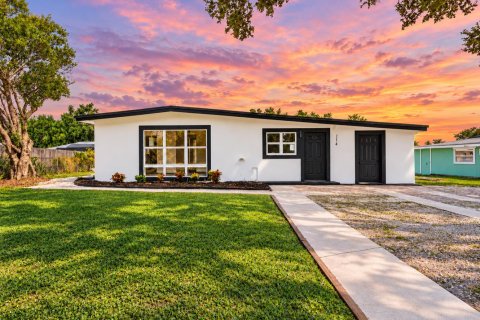 House in Vero Beach, Florida 2 bedrooms, 119.84 sq.m. № 2423547