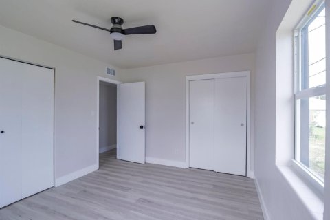 House in Vero Beach, Florida 2 bedrooms, 119.84 sq.m. № 2423547 - photo 22