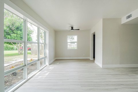 House in Vero Beach, Florida 2 bedrooms, 119.84 sq.m. № 2423547 - photo 11