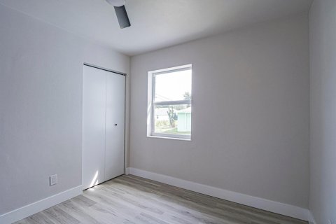 House in Vero Beach, Florida 2 bedrooms, 119.84 sq.m. № 2423547 - photo 25