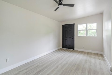 House in Vero Beach, Florida 2 bedrooms, 119.84 sq.m. № 2423547 - photo 5
