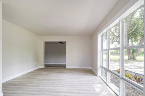 House in Vero Beach, Florida 2 bedrooms, 119.84 sq.m. № 2423547 - photo 12