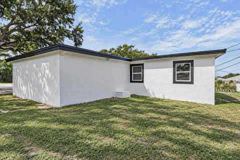 House in Vero Beach, Florida 2 bedrooms, 119.84 sq.m. № 2423547 - photo 28