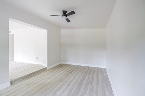 House in Vero Beach, Florida 2 bedrooms, 119.84 sq.m. № 2423547 - photo 8