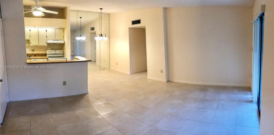 Condo in Tamarac, Florida, 2 bedrooms № 1868678