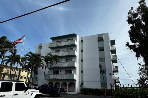 Condo in Miami, Florida, 1 bedroom  № 1946201 - photo 1