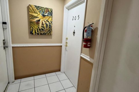 Condo in Miami, Florida, 1 bedroom  № 1946201 - photo 5