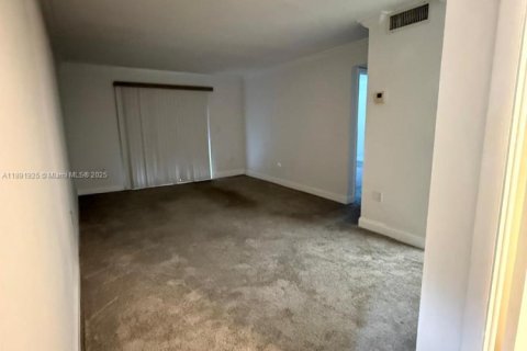 Condo in Miami, Florida, 1 bedroom  № 1946201 - photo 8