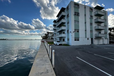 Condo in Miami, Florida, 1 bedroom  № 1946201 - photo 3