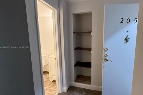 Condo in Miami, Florida, 1 bedroom  № 1946201 - photo 6