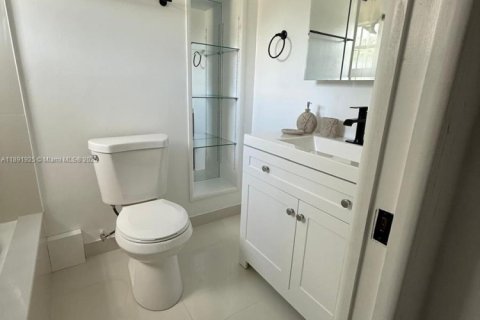 Condo in Miami, Florida, 1 bedroom  № 1946201 - photo 14