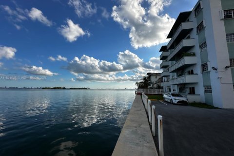 Condo in Miami, Florida, 1 bedroom  № 1946201 - photo 4