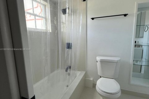 Condo in Miami, Florida, 1 bedroom  № 1946201 - photo 13